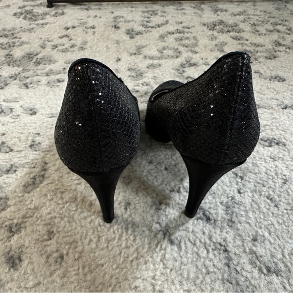 Greenwich village black shiny close toed heels | size 6 - Picture 3 of 5